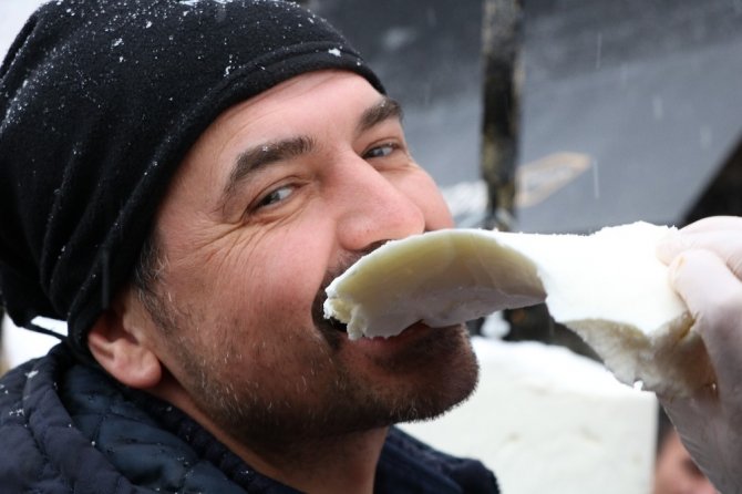 Kahramanmaraş'a da bu yakışır! Karın altında 300 kilo dondurma yediler