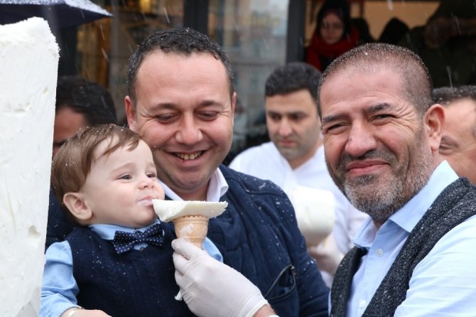 Kahramanmaraş'a da bu yakışır! Karın altında 300 kilo dondurma yediler