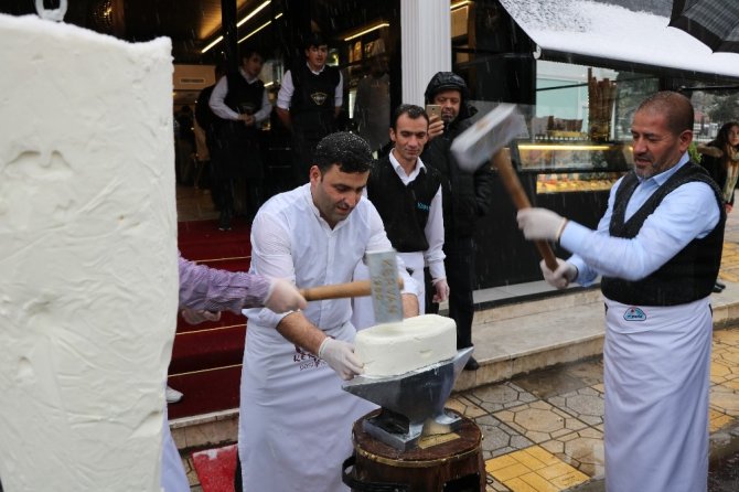 Kahramanmaraş'a da bu yakışır! Karın altında 300 kilo dondurma yediler
