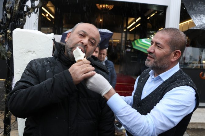 Kahramanmaraş'a da bu yakışır! Karın altında 300 kilo dondurma yediler