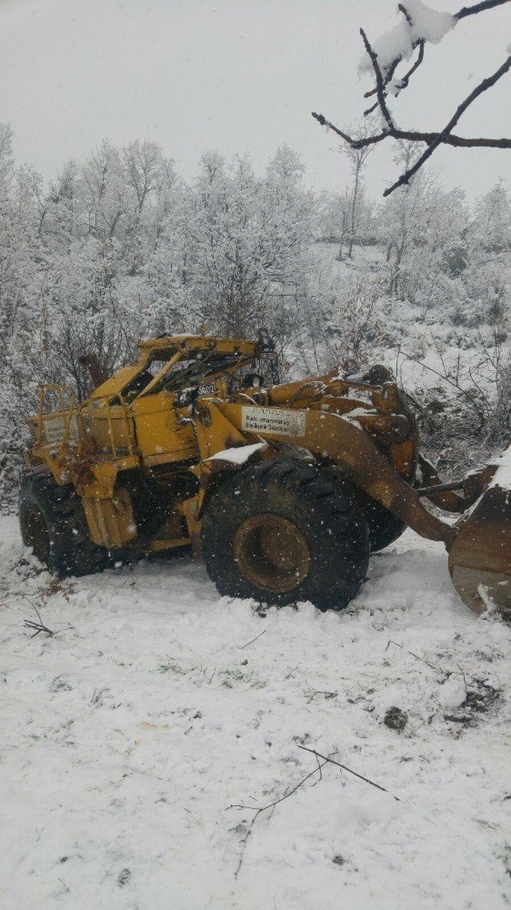 Kepçe operatörü kullandığı aracın altında kaldı