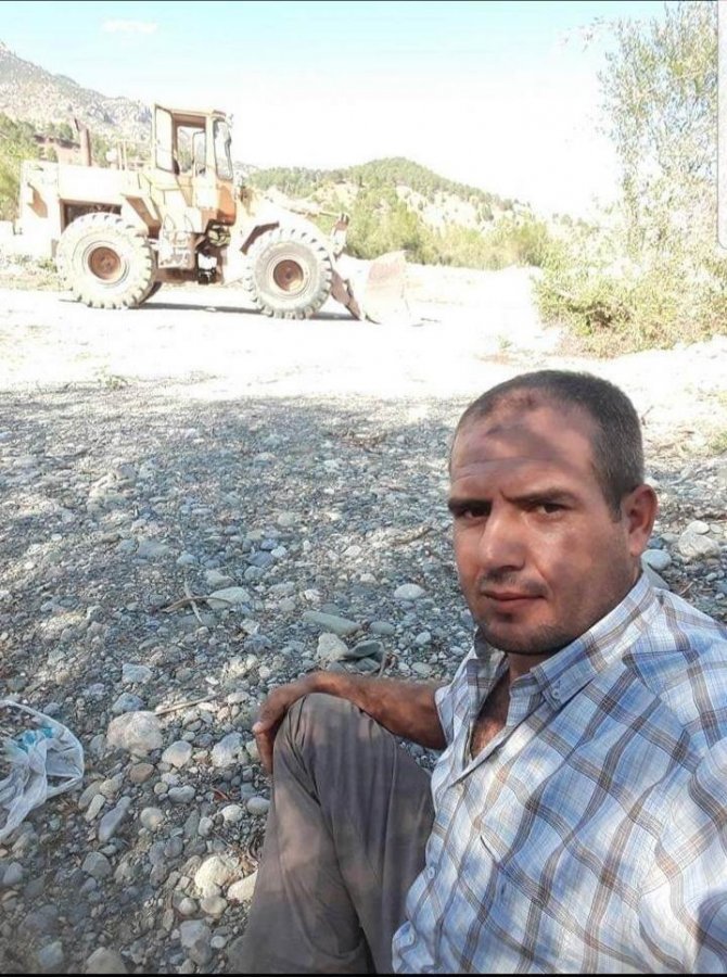 Kepçe operatörü kullandığı aracın altında kaldı