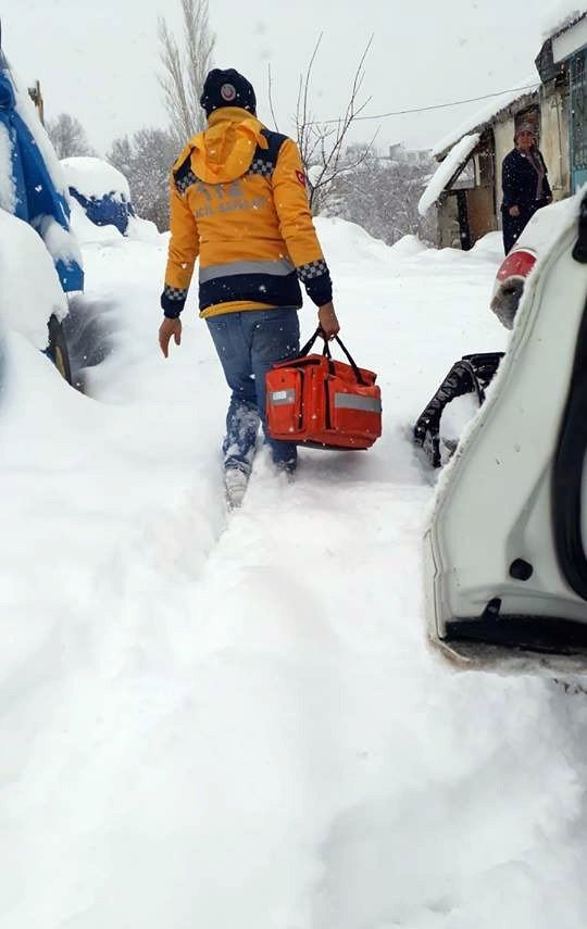 12 Acil Servis ekipleri kapanan yollarda hastalara yetişti