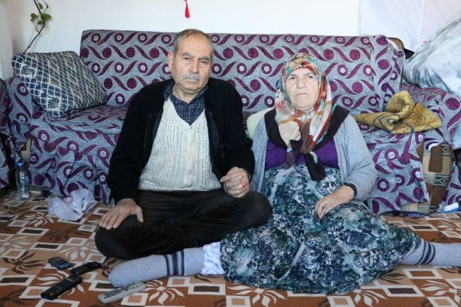 Eşinin bütün ihtiyaçlarını 18 yıldır karşılıyor