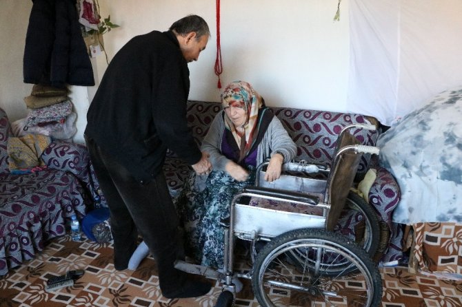 Eşinin bütün ihtiyaçlarını 18 yıldır karşılıyor