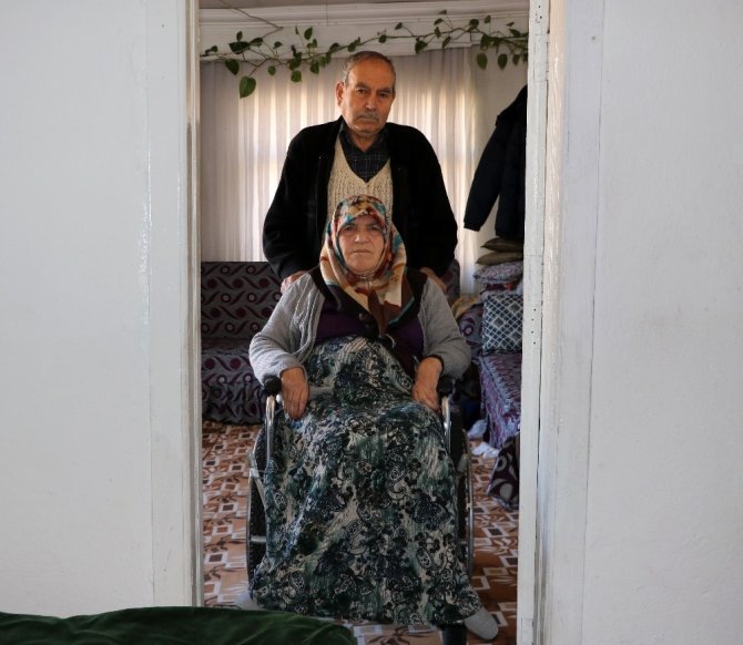 Eşinin bütün ihtiyaçlarını 18 yıldır karşılıyor