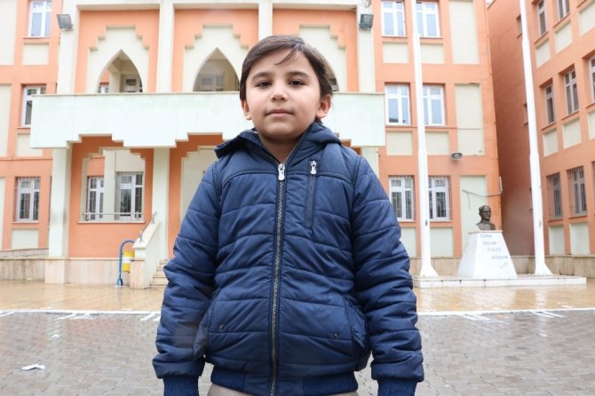 Yerde yatan kedinin altına üşümesin diye montunu serdi