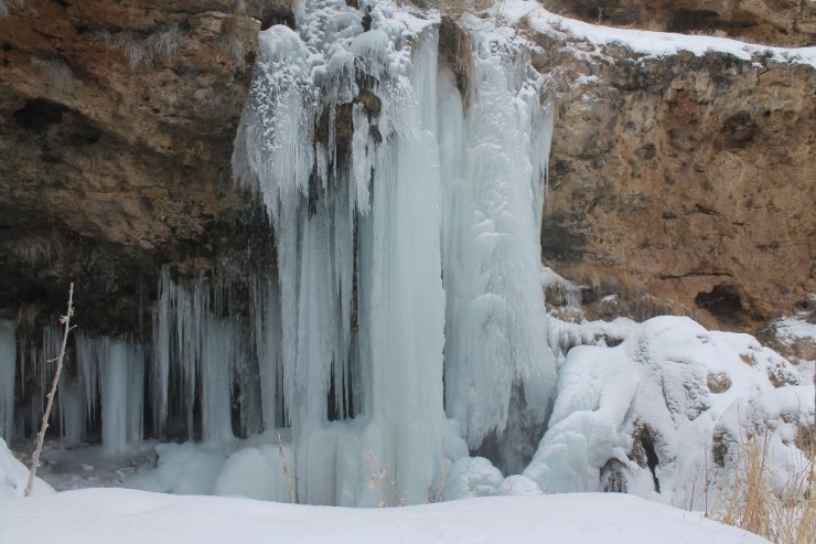 Sırakayalar Şelalesi soğuk havanın etkisiyle dondu