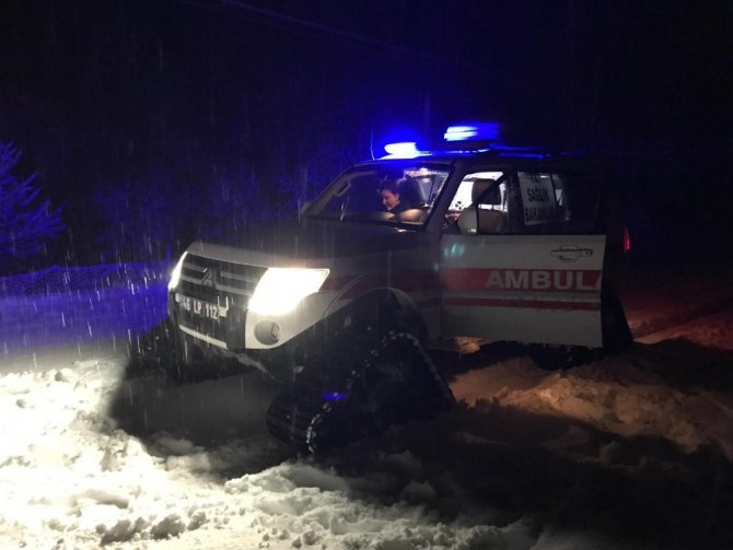Doğum sancısı tutan kadını paletli ambulansla hastaneye taşıdılar