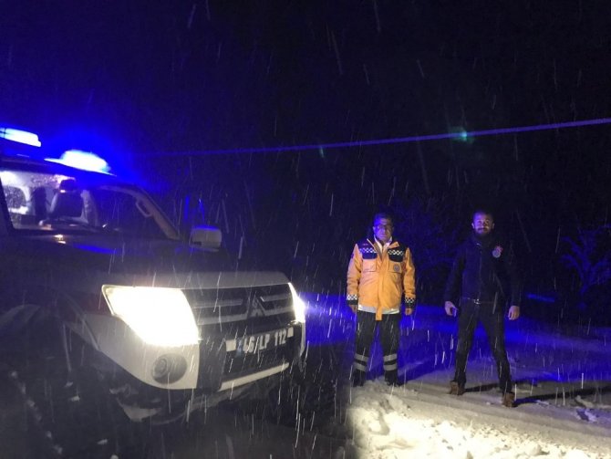 Doğum sancısı tutan kadını paletli ambulansla hastaneye taşıdılar