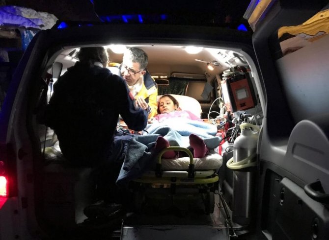Doğum sancısı tutan kadını paletli ambulansla hastaneye taşıdılar