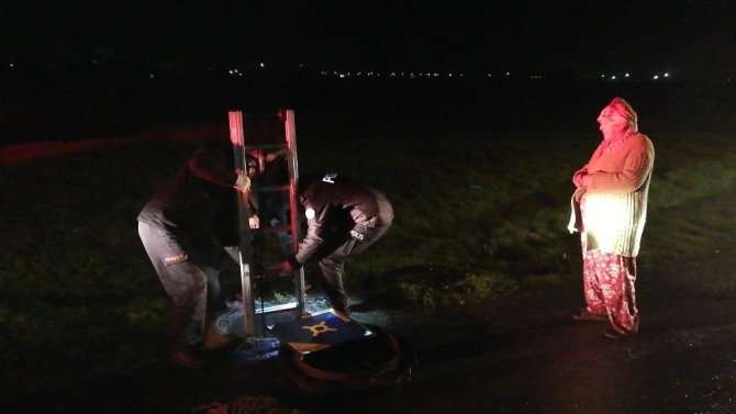 Kanalizasyon çukuruna düşen köpeğe merhamet eli değdi