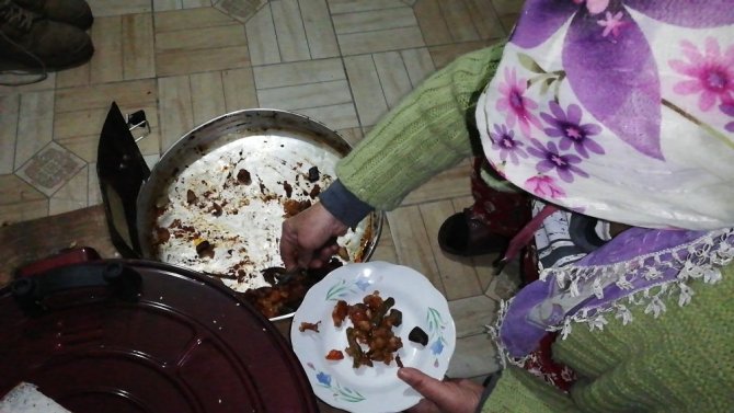 Kanalizasyon çukuruna düşen köpeğe merhamet eli değdi