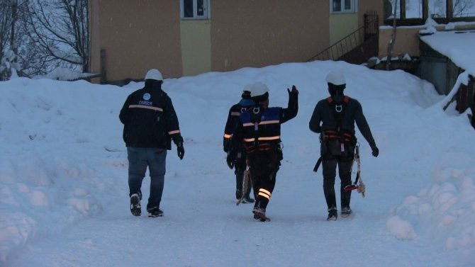 Kar yağışı nedeniyle elektrikleri kesilen mahalleye dev jeneratör taktı