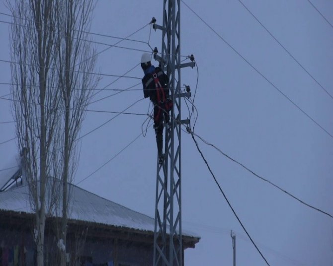 Kar yağışı nedeniyle elektrikleri kesilen mahalleye dev jeneratör taktı