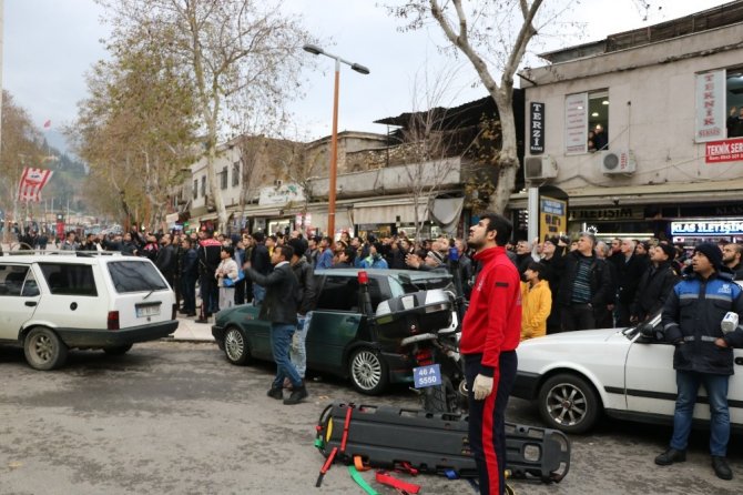 Üst geçitte intihar etmek istedi ikna edildi