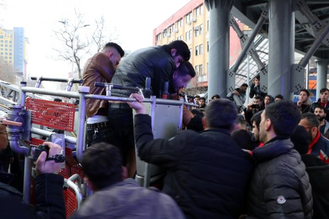 Üst geçitte intihar etmek istedi ikna edildi