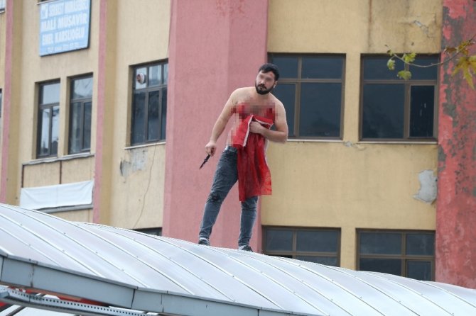 Üst geçitte intihar etmek istedi ikna edildi