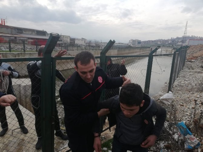 Kahramanmaraş'ta kanala düşen  telefonunu almaya çalışırken canından oluyordu