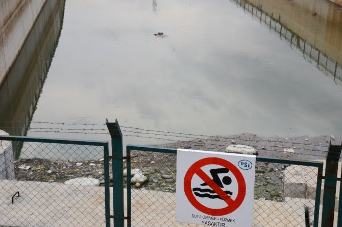 Kahramanmaraş'ta kanala düşen  telefonunu almaya çalışırken canından oluyordu