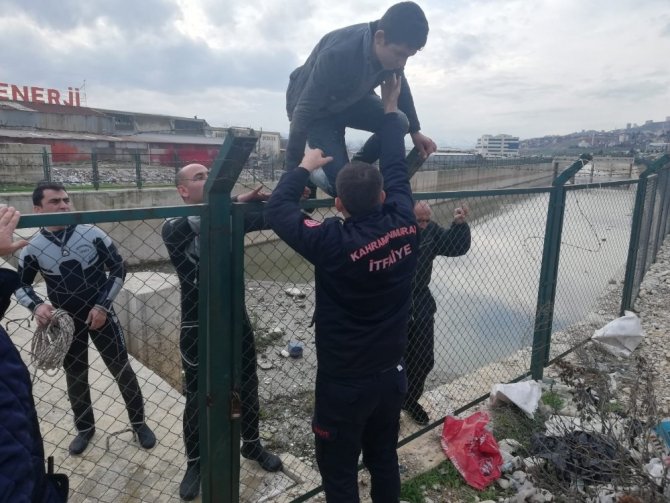 Kahramanmaraş'ta kanala düşen  telefonunu almaya çalışırken canından oluyordu