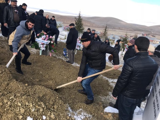 Yaşlı çifti ölüm bile ayıramadı! Yan yana toprağa verildiler