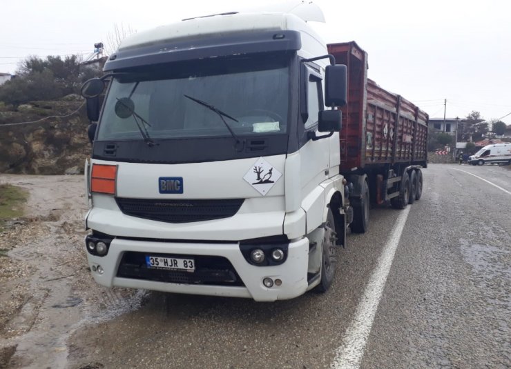 Otomobil ile kamyon çarpıştı: 1 ölü, 6 yaralı