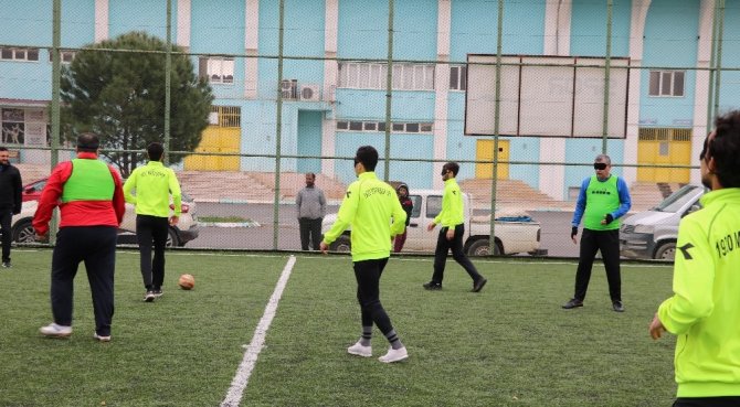 Görme engelliler ile gözlerini bağlayarak maç yaptılar