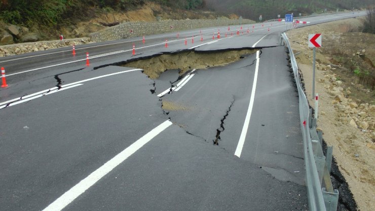 Sağanak yağış sahil yolunu çökertti