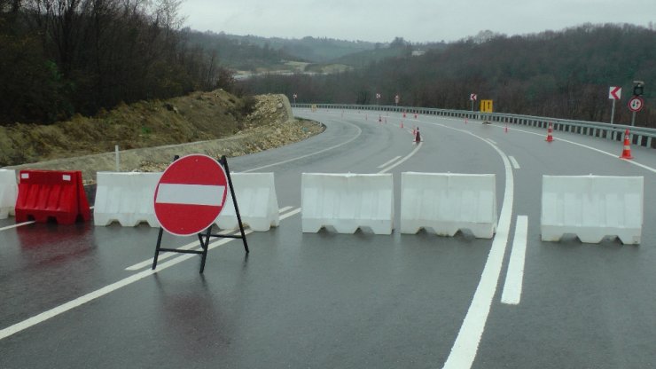 Sağanak yağış sahil yolunu çökertti