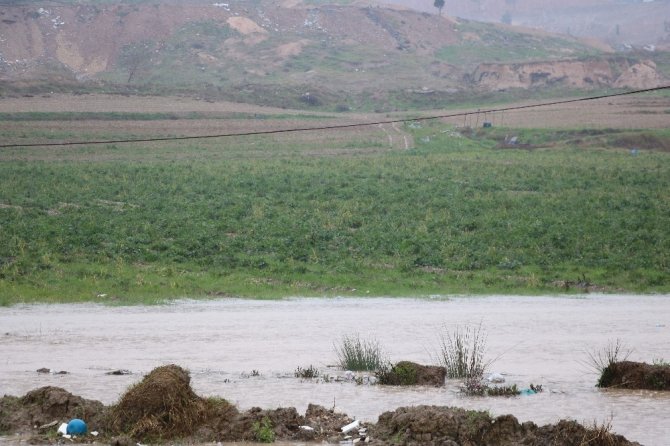 Kahramanmaraş’ta yollar göle döndü!