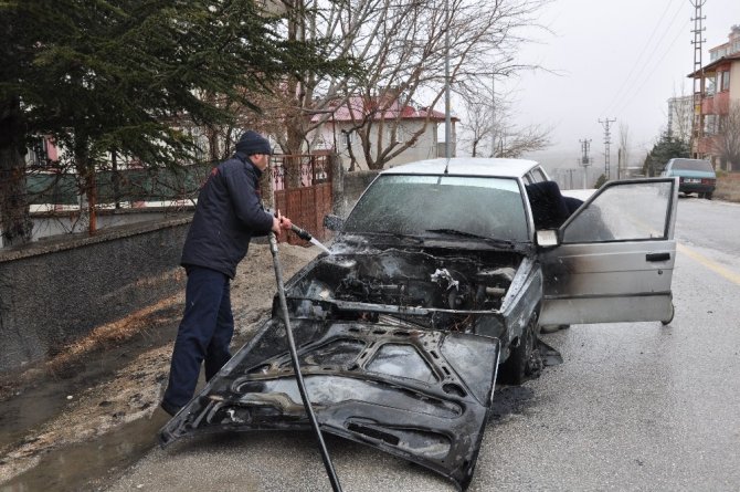 Elbistan'da seyir halindeyken otomobil yandı
