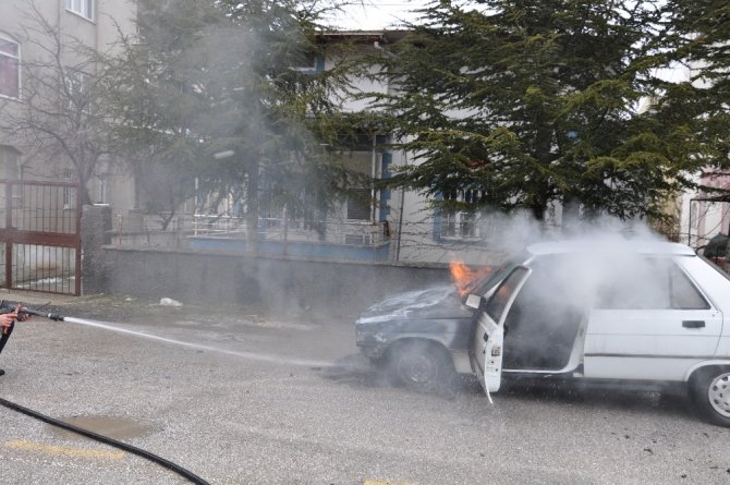 Elbistan'da seyir halindeyken otomobil yandı
