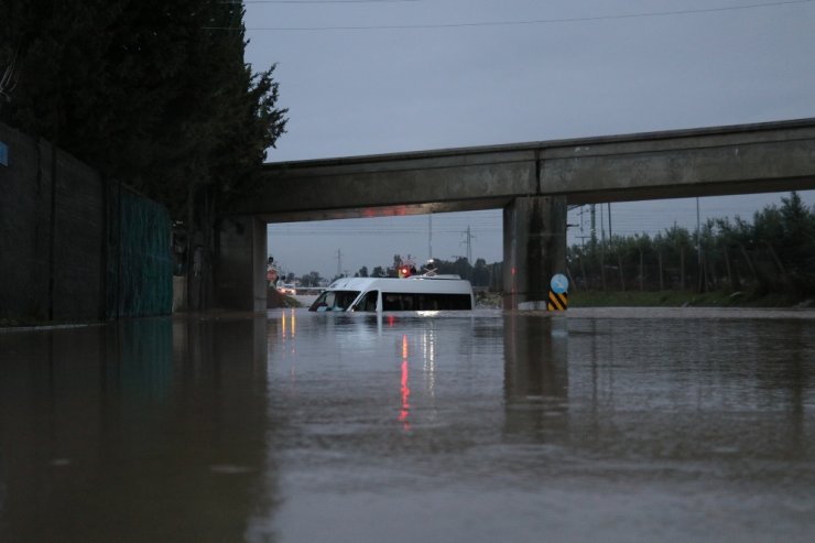 Servis suya gömüldü korku dolu anlar yaşandı