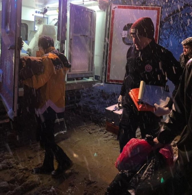 Yolda donmak üzere olan aile kurtarıldı