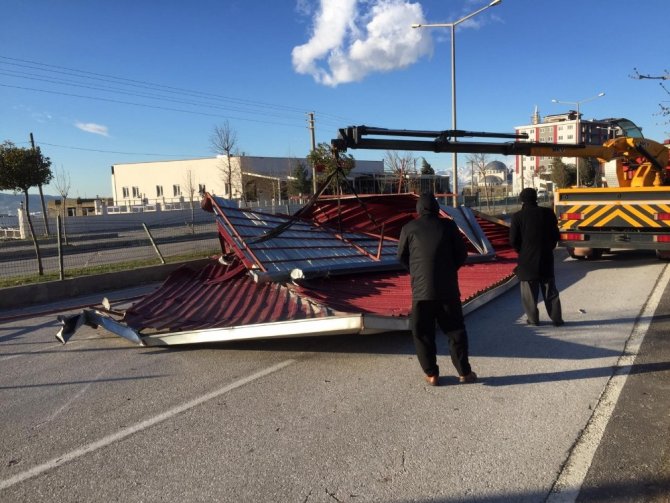 Kahramanmaraş’ın deli poyrazı yine çatıları uçurdu