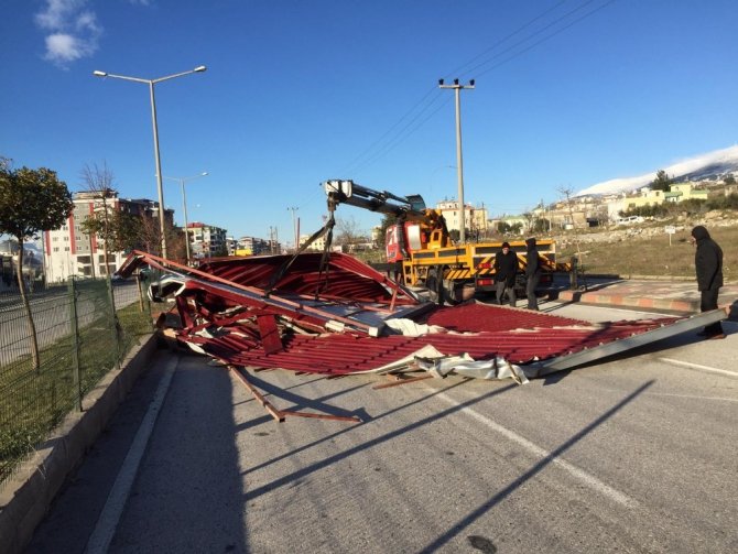 Kahramanmaraş’ın deli poyrazı yine çatıları uçurdu