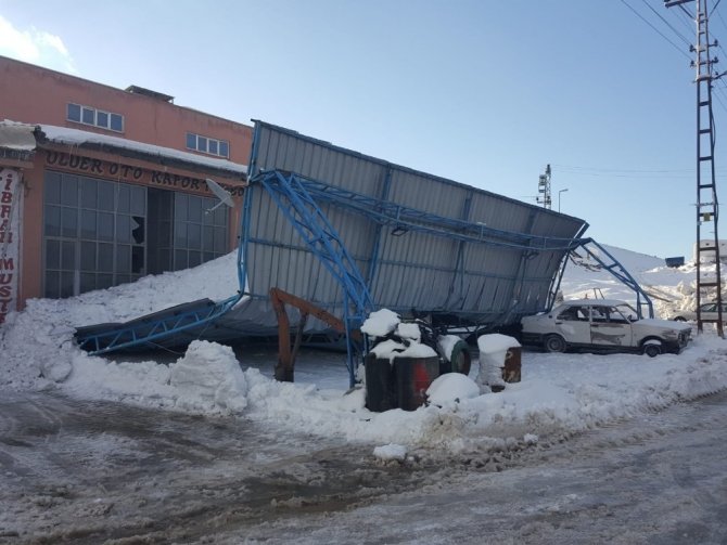 Kahramanmaraş’ta rüzgar çatıları uçurdu