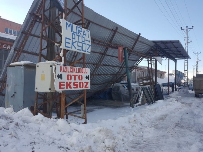 Kahramanmaraş’ta rüzgar çatıları uçurdu