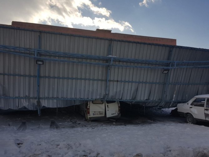 Kahramanmaraş’ta rüzgar çatıları uçurdu