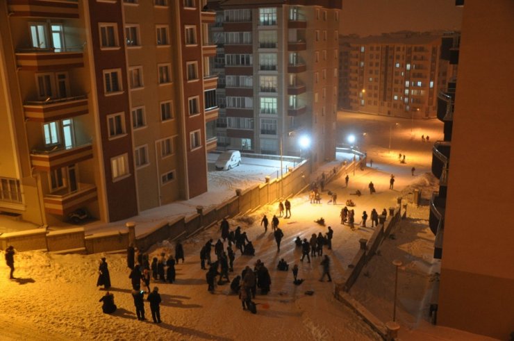 Naylon poşet, bidon ne buldularsa alıp sokağa koştular!