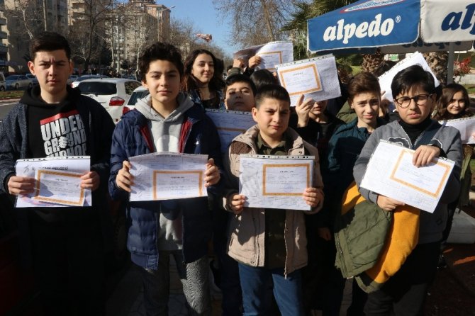 Çocuklara karne hediyesi salep ve dondurma oldu!