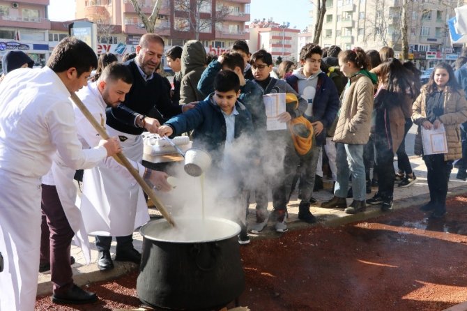 Çocuklara karne hediyesi salep ve dondurma oldu!