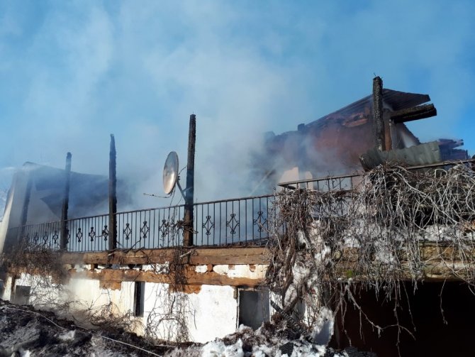 Göksun'da yangında 3 ev kullanılamaz hale geldi
