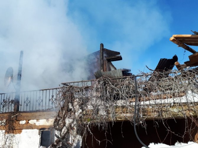 Göksun'da yangında 3 ev kullanılamaz hale geldi