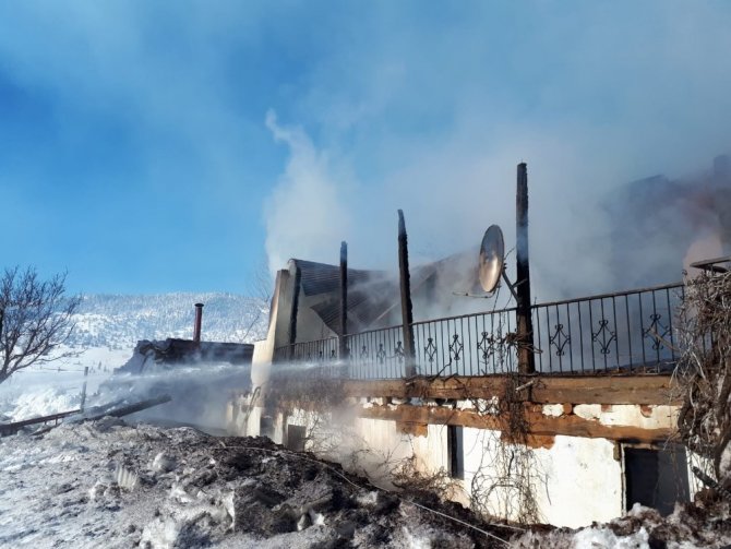 Göksun'da yangında 3 ev kullanılamaz hale geldi