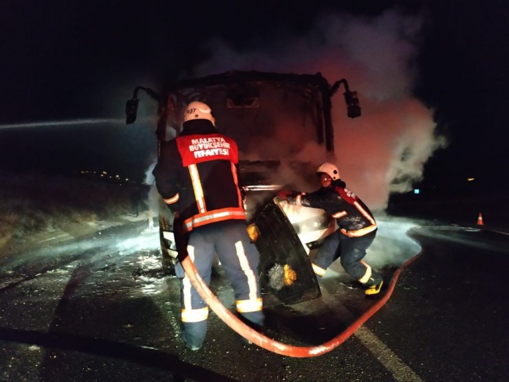 İçinde 30 yolcu bulunan bir midibüs alev aldı