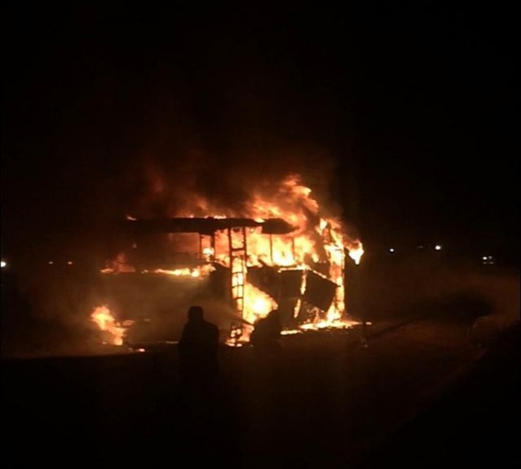 İçinde 30 yolcu bulunan bir midibüs alev aldı