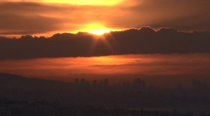 İstanbul’da gün doğumu kameralara yansıdı