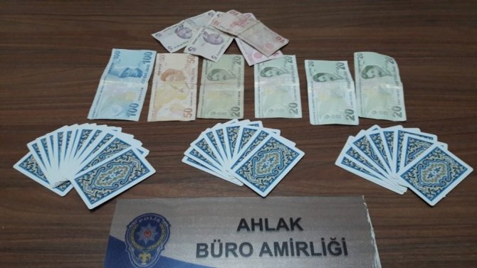 Kahramanmaraş’ta 1'i kumar oynatan 3 kişi suçüstü yakalandı